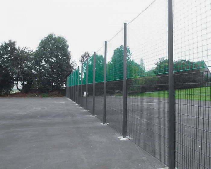 Ballfangzaun mit Doppelstab - Gittermatte RAL 7016 anthrazit